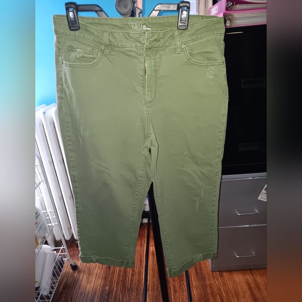 Time and Tru Women's 12 Mid-Rise Distressed Capris Pre-Owned